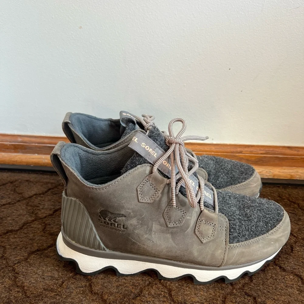 Sorel Women’s Gray and Brown Sneakers Size 9